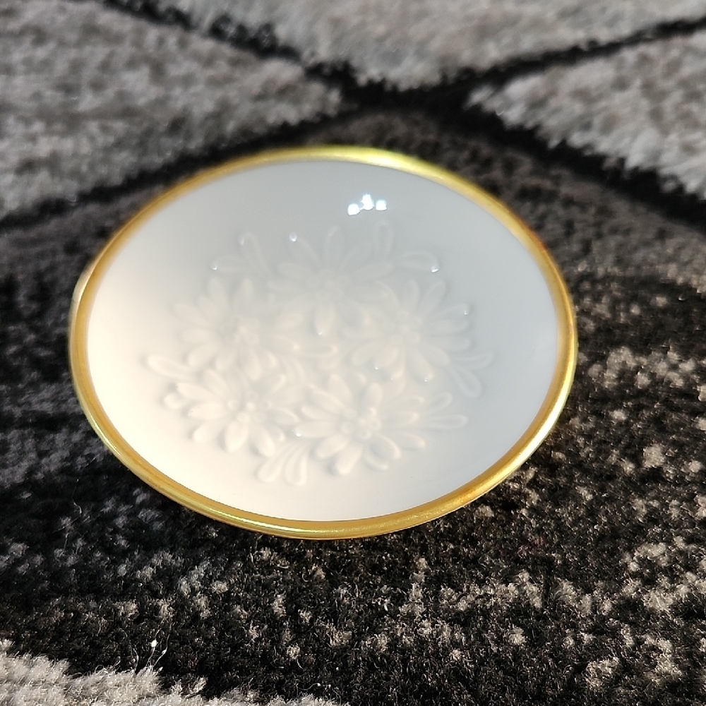 SUISSE LANGETHAL FRANKLIN MINT EMBOSSED FLORAL GOLD-TONE MINI COLLECTOR PLATE